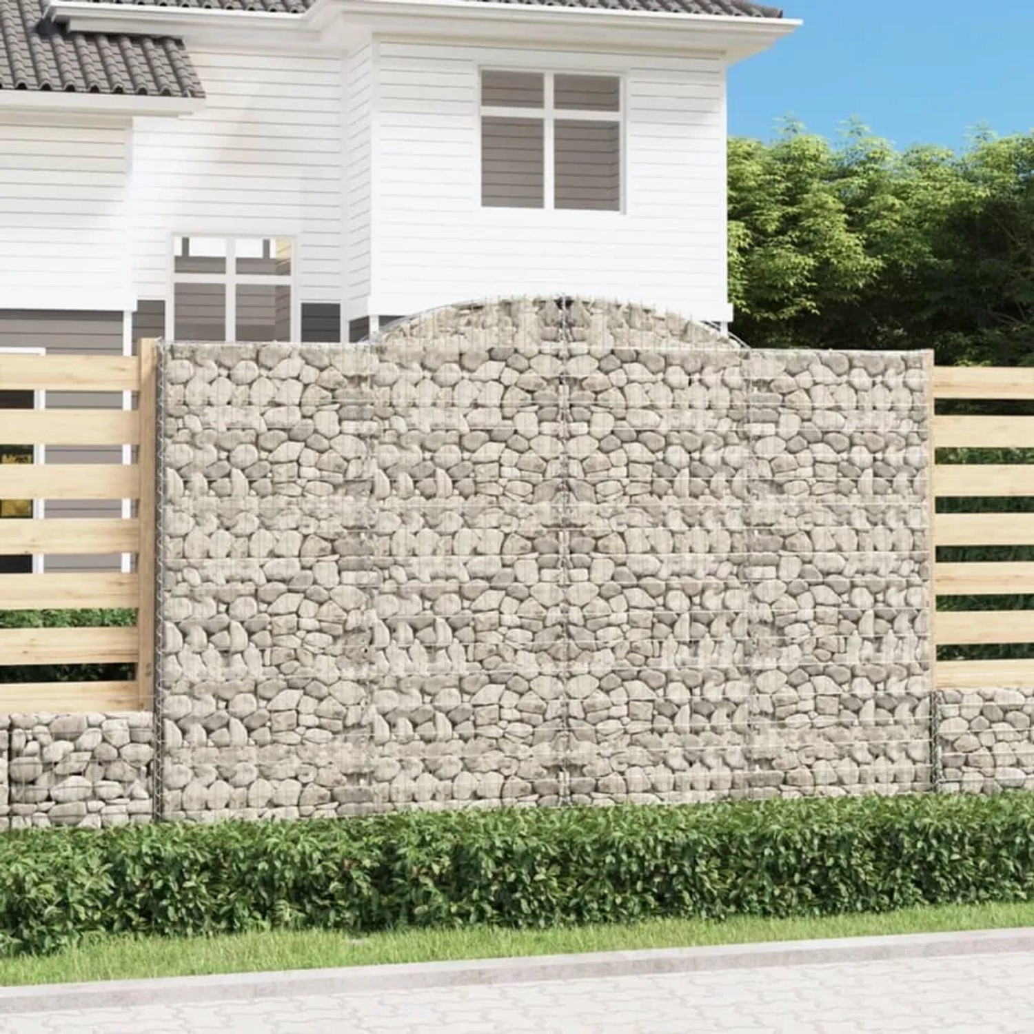 Silberne vidaXL Gabione mit Hochbogen, gefüllt mit Steinen, als dekorativer Sichtschutz im Garten.