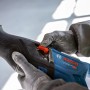 Bosch Professional GSA 18 V-28 Akku-Säbelsäge in Aktion, blau/schwarz.