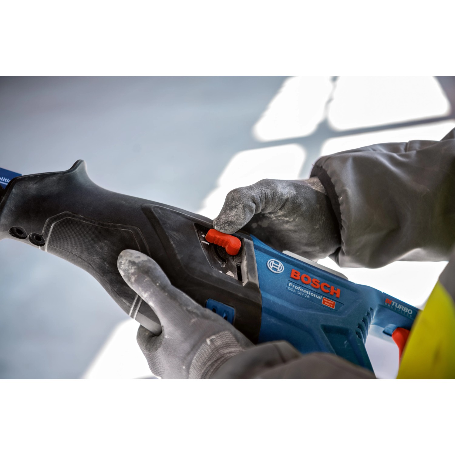 Bosch Professional GSA 18 V-28 Akku-Säbelsäge in Aktion, blau/schwarz.