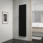 Schwarzer Schulte Design-Heizkörper New York mit Mittenanschluss im modernen Bad.