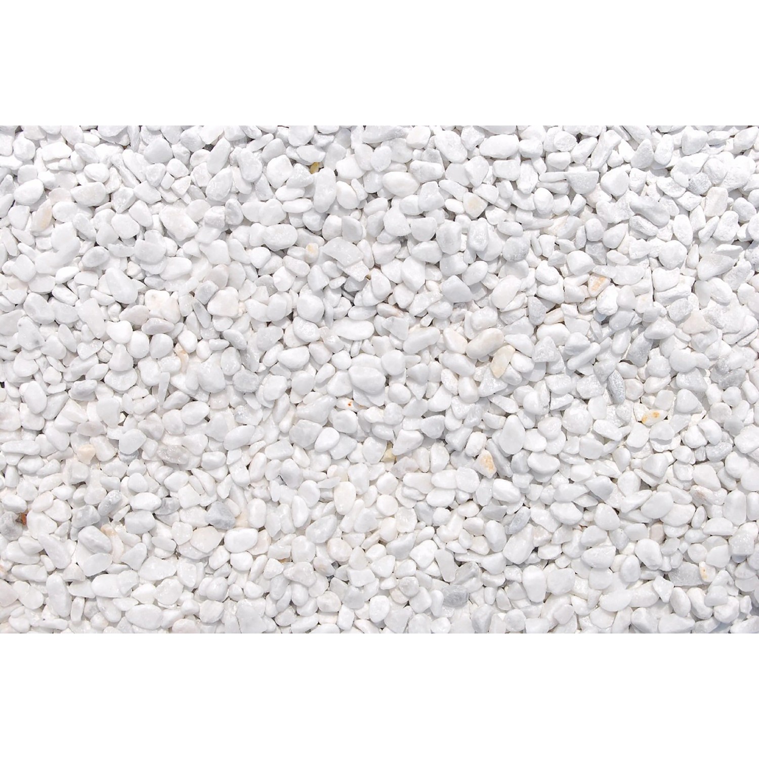 Nahaufnahme von weißen Marmor Zierkieseln (5-12mm) der Sorte Carrara.