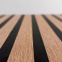 Detailaufnahme: Schildmeyer Regal Katta, anthrazitfarbenes Wandregal mit Akustikpaneel-Optik.