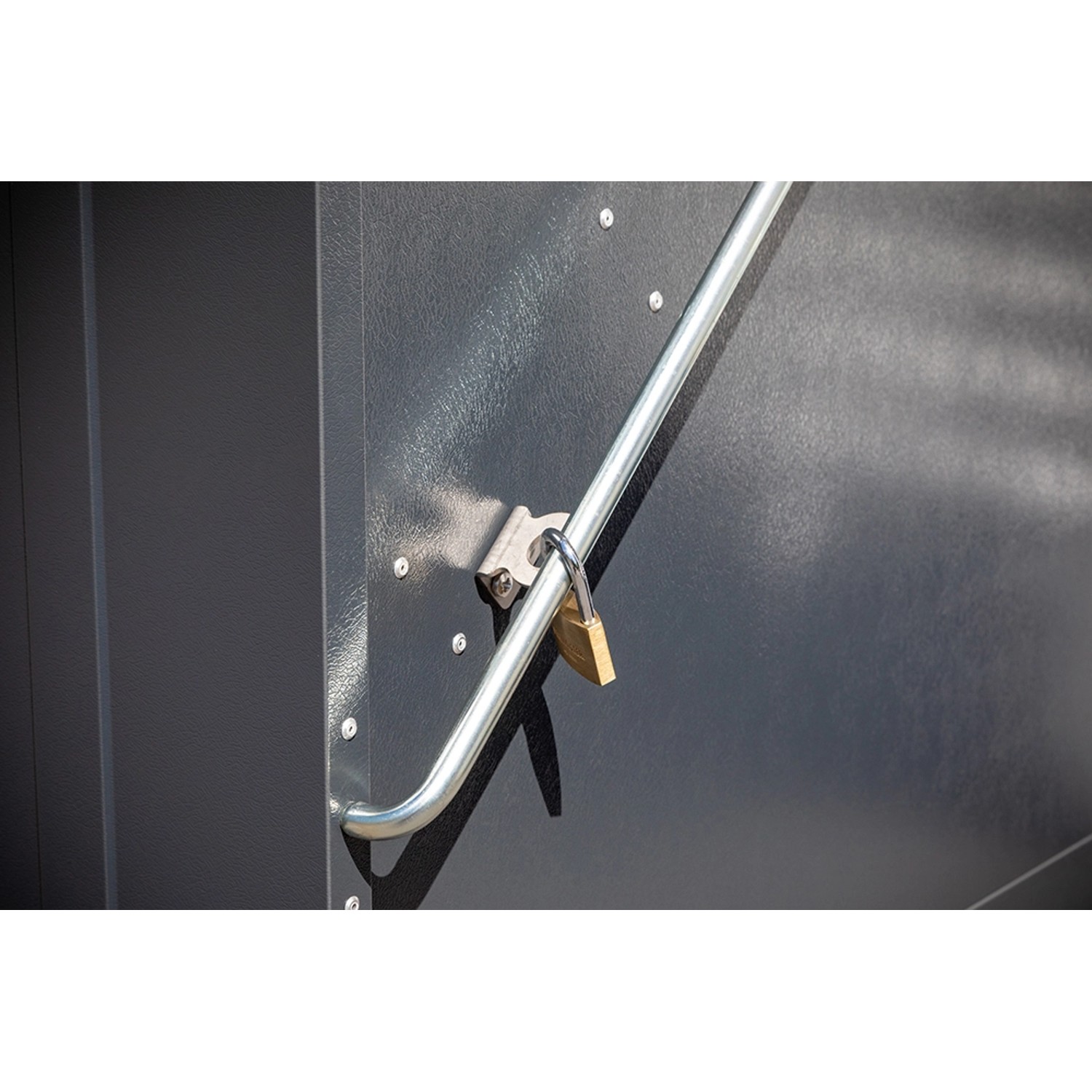 Detailaufnahme: Anthrazitfarbene Trimetals Storeguard Aufbewahrungsbox mit Vorhängeschloss.