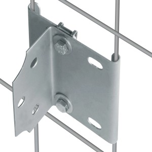 Silberner Gabionen Anbauwinkel zur Befestigung an Gittermatten.