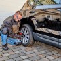 Mann benutzt Einhell Druckluft-Set am Reifen eines Autos. Zubehör für Kompressoren.