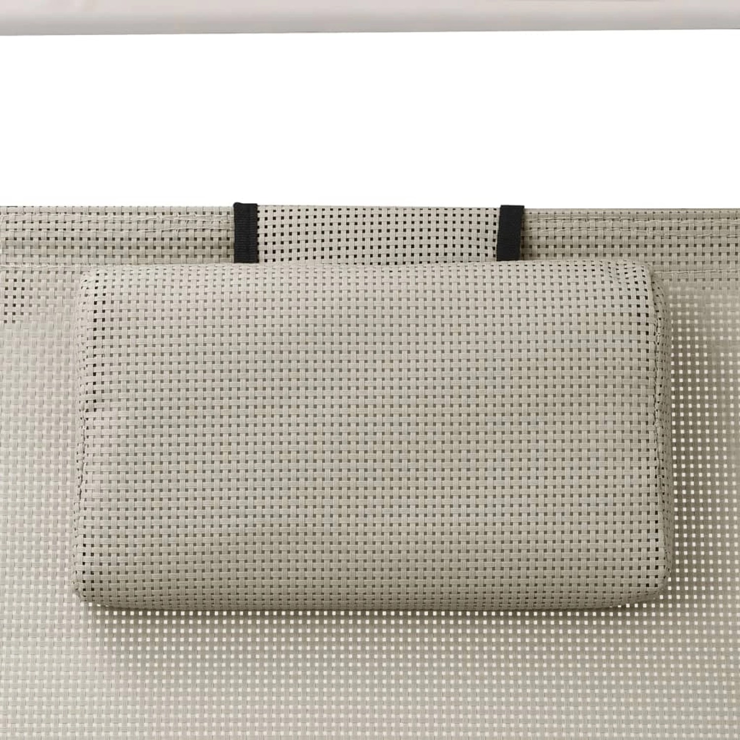 Detailaufnahme: Creme-farbene Doppel-Sonnenliege mit Textilene-Bespannung und Kissen.