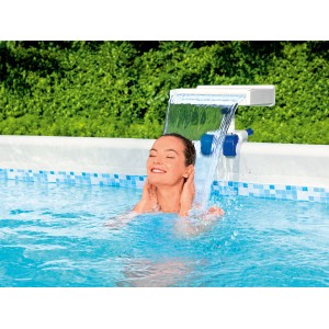 Frau genießt Bestway Pool-Wasserfall mit LED-Licht im Pool.