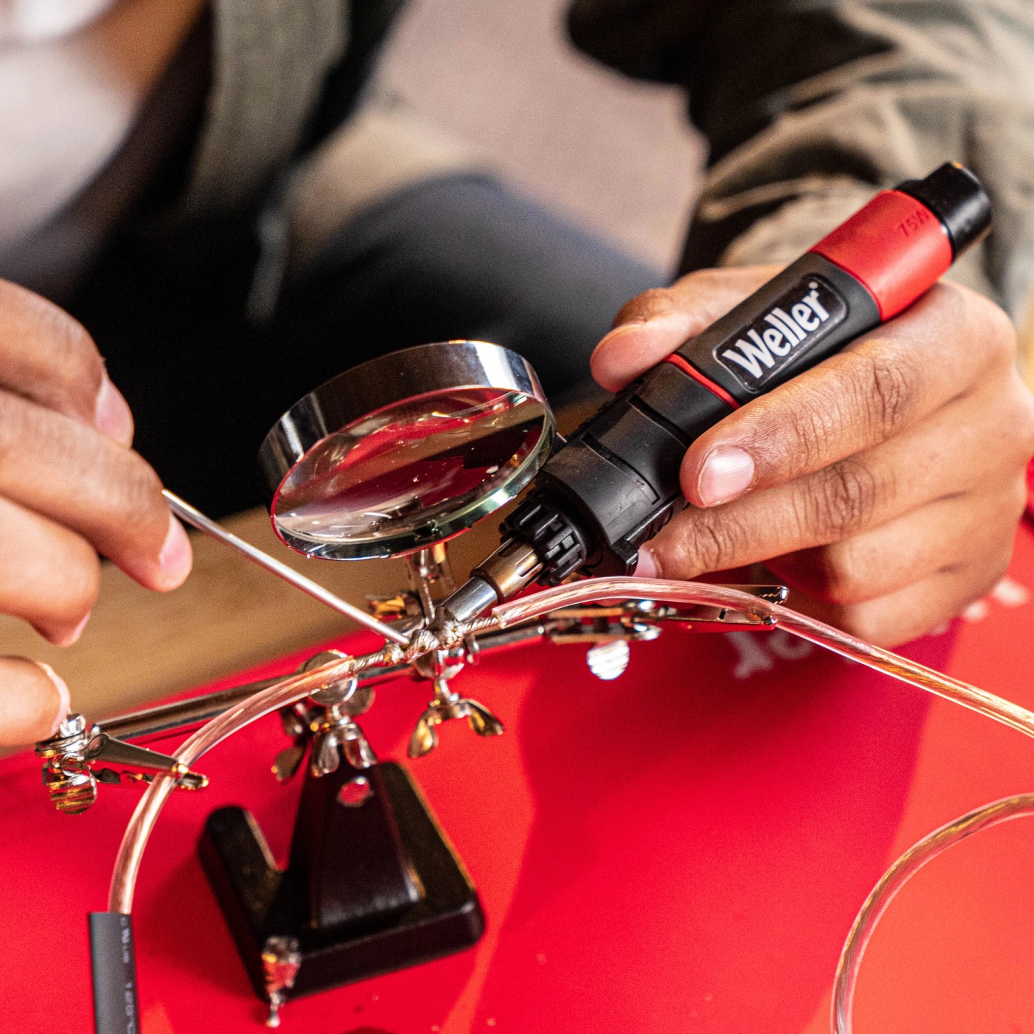 Weller Butangas Lötkolben in Aktion: Kabelloses Löten von Drähten mit Lupe.