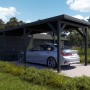 Holzbrüder Carport Ralf mit Geräteraum in Chromoxidgrün und Dornengrün mit Auto.