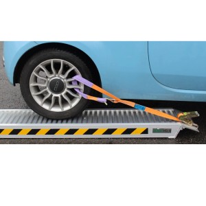 TRUTZHOLM Spanngurt zur Autotransportsicherung, orange, 2 t Zugkraft, am Rad befestigt.