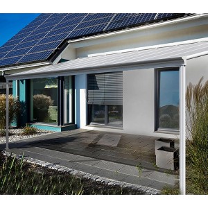 Weiße Home Deluxe Terrassenüberdachung Solis aus Alu mit Hohlkammerplatten am Haus.