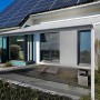 Weiße Home Deluxe Terrassenüberdachung Solis aus Alu mit Hohlkammerplatten am Haus.