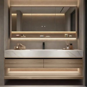 Modernes Waschtisch-Set mit weißem Sinterstein-Waschbecken, Holzmaserung Unterschrank und beleuchtetem Spiegelschrank.