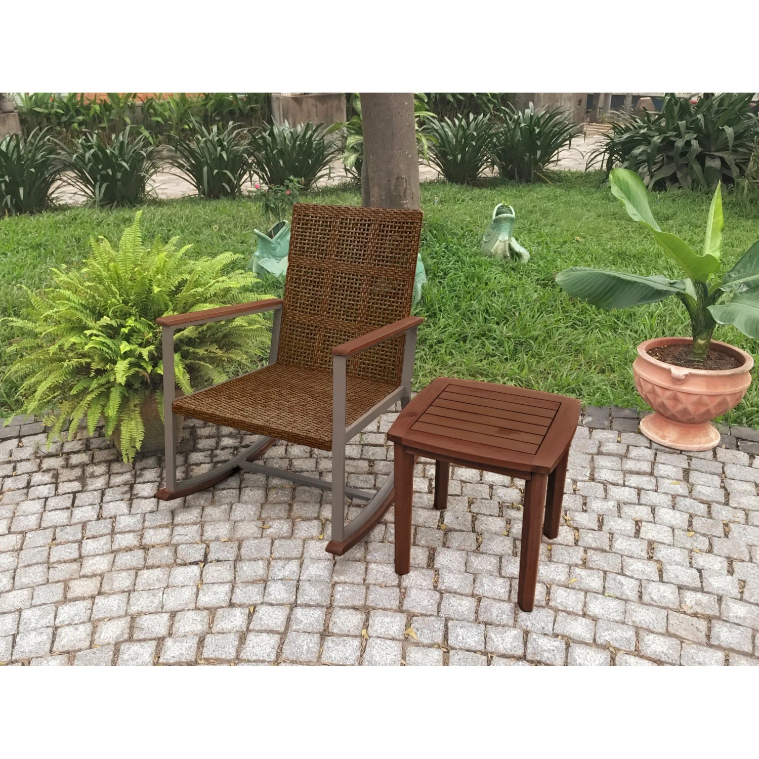 GAOMON 3-teiliges Outdoor Sitzset | 2 Dreh-Schaukelstühle + Beistelltisch | Dunkelbraunes Korbgeflecht Mit Aprikosenkissen | Für Terrasse, Garten, Pool