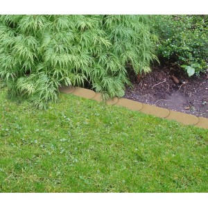 Diephaus Rasenmähkante Rando Sandstein als Beeteinfassung im Garten.