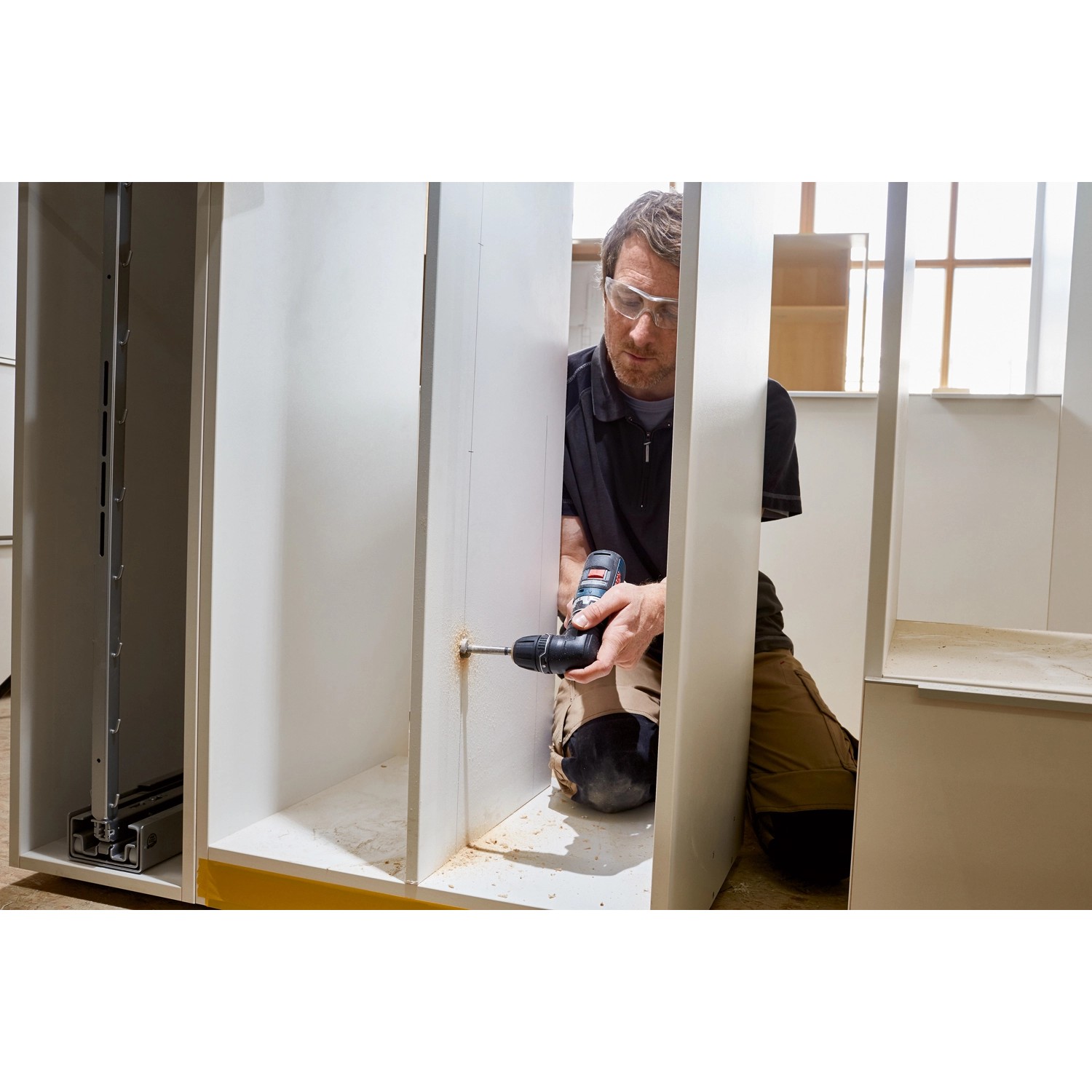 Bosch Professional Akku-Bohrschrauber GSR 12V-35 FC im Einsatz beim Möbelbau.