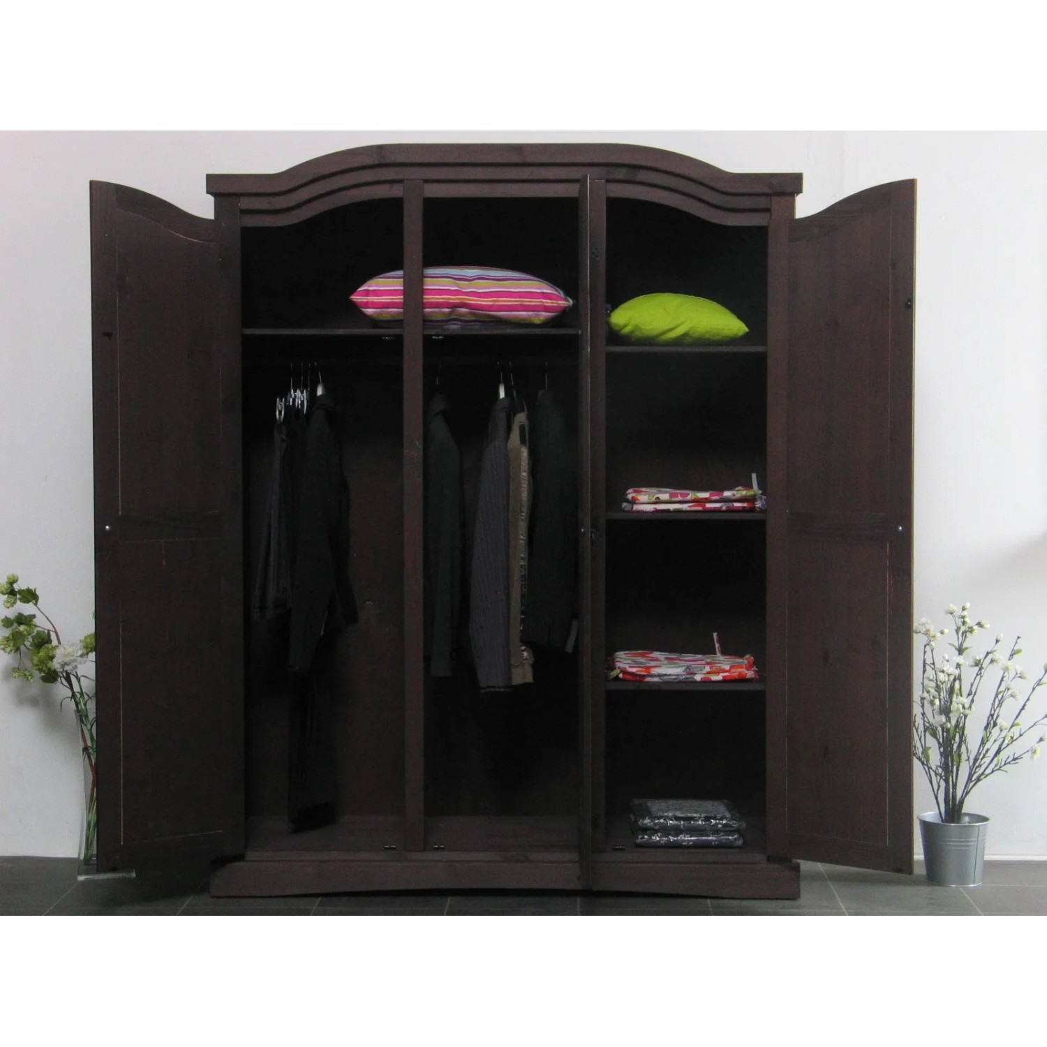 3-türiger Kleiderschrank Rico im Kolonialstil, gewachst und gebeizt, mit offenen Türen.