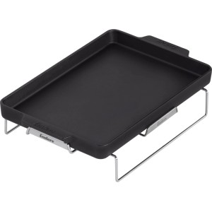 Schwarze Enders Guss-Pfanne aus massivem Gusseisen auf Metallgestell. Grillpfanne für Seitenkocher Monroe Pro Gasgrill.