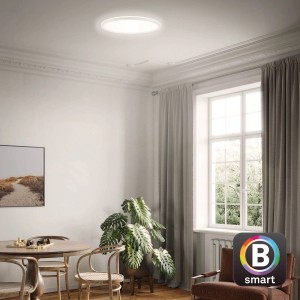 Weiße, smarte Brilo WiFi Deckenleuchte Slim im Wohnraum, steuerbar per App.