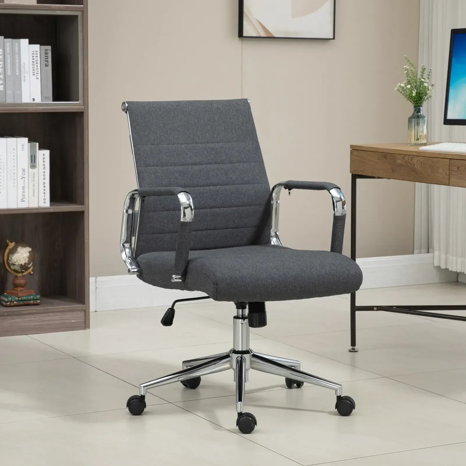 Dunkelgrauer Svita Office Comfort Bürostuhl mit niedriger Rückenlehne und Chromgestell.