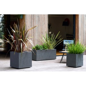 Ondis24 Pflanzkübel Basalt 100, anthrazit, doppelwandig, mit Bepflanzung auf Terrasse.