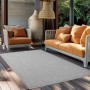 Grauer Ayyildiz Outdoor-Teppich Giza (200x290 cm) auf einer Terrasse mit Möbeln.
