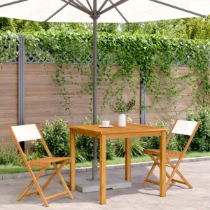 Zwei cremeweiße klappbare Bistrostühle aus massivem Akazienholz mit Stofflehne, auf einer Terrasse. Ideal für Gartenstühle.