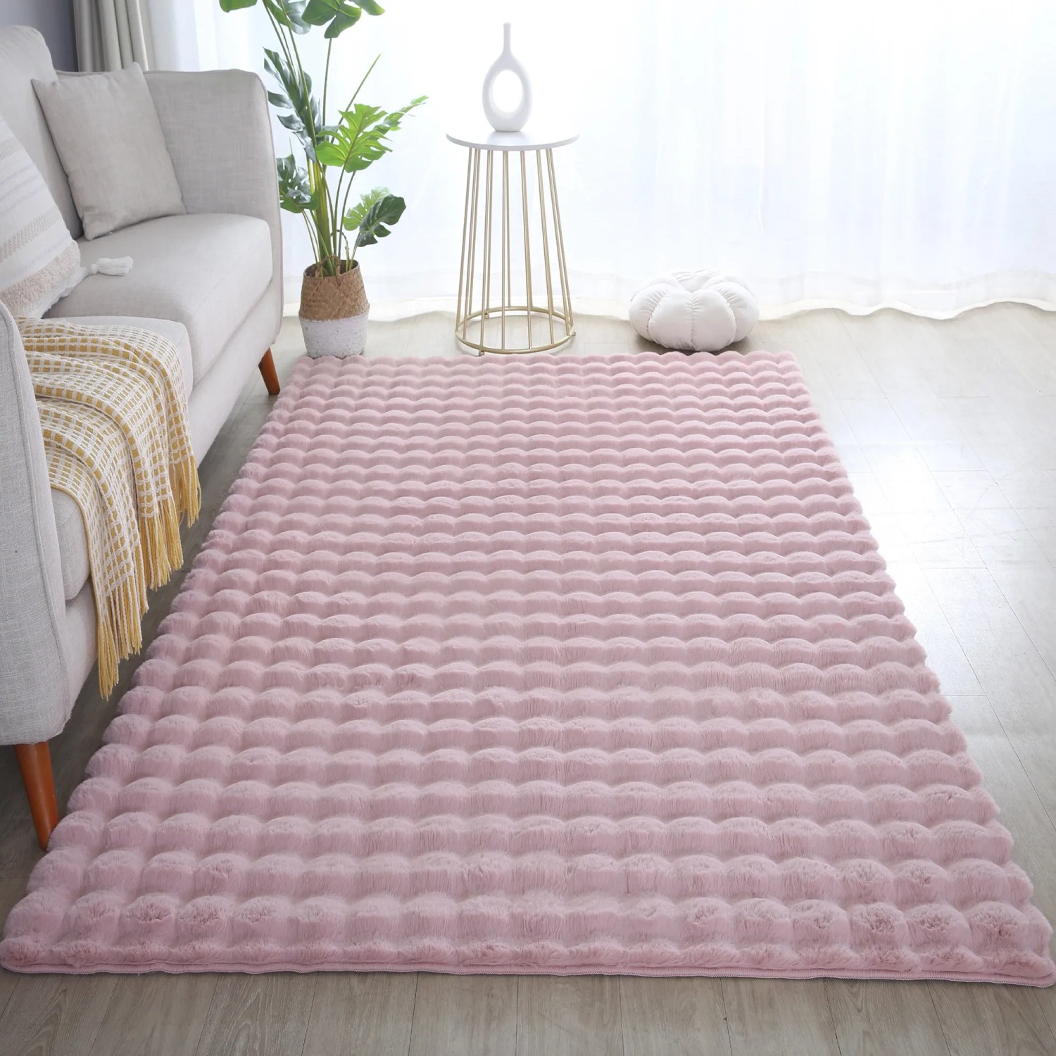 Ayyildiz Hochflorteppich Ambiance in Rosa, 120x170 cm, mit weicher, noppiger Oberfläche im modernen Wohnzimmer.