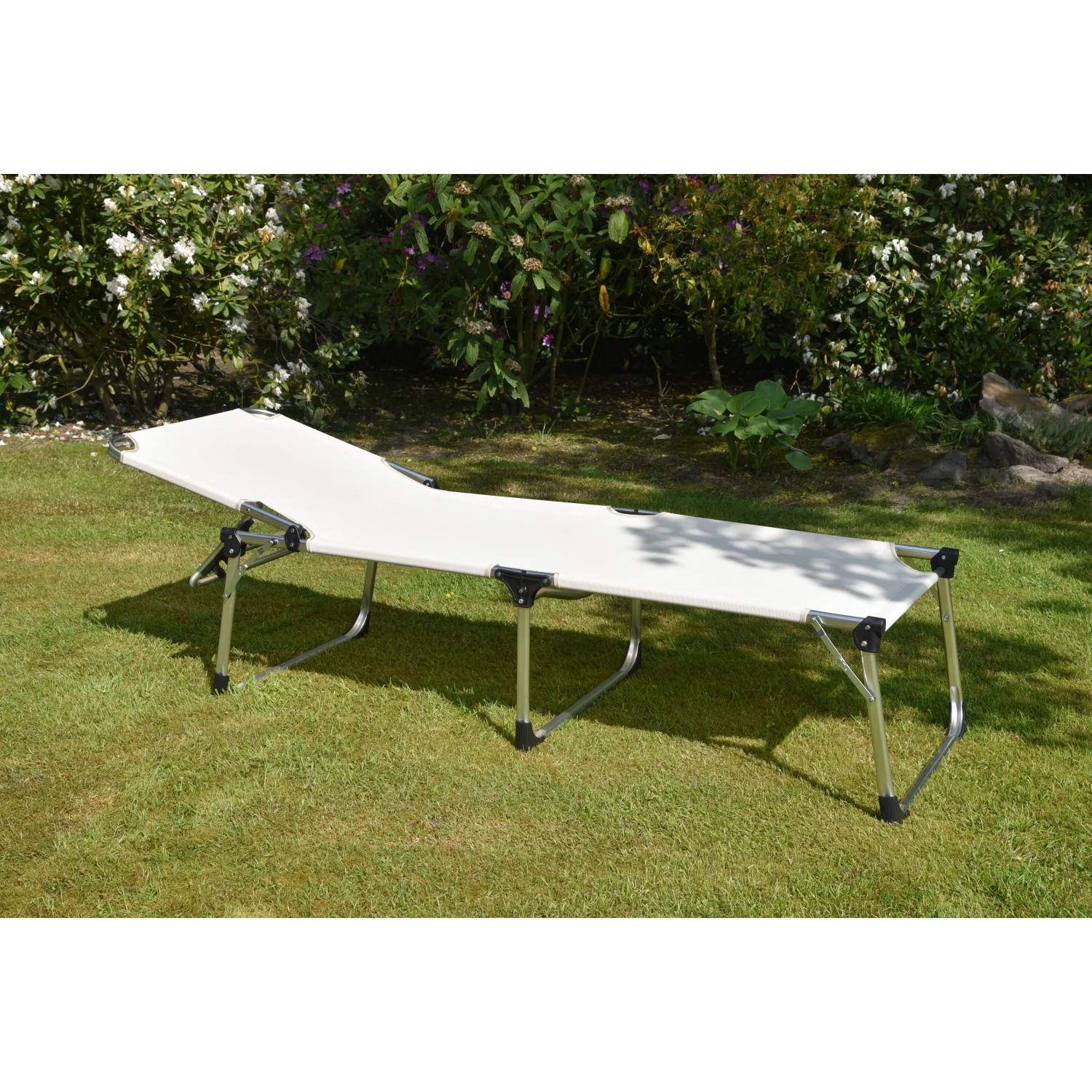 XXL-Sonnenliege Abaco in Silber-Beige von Garden Pleasure. Aluminiumgestell mit atmungsaktivem Gewebe im Garten.