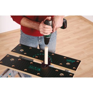 Werkstück rund spannen mit wolfcraft Kunststoffbacken auf Werktisch mit Bohrmaschine.