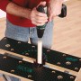 Werkstück rund spannen mit wolfcraft Kunststoffbacken auf Werktisch mit Bohrmaschine.