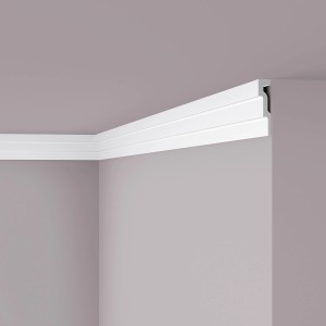 Weiße NOEL & MARQUET NMC M1 Eckleiste (2m) an Wand und Decke montiert.