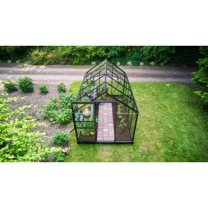 Schwarzes Halls Gewächshaus Popular 6,2 m² im Garten mit geöffneter Tür und Pflanzen.