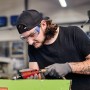 Einhell Druckluft-Stabschleifer TC-PP 220 im Einsatz beim Schleifen von Metall.