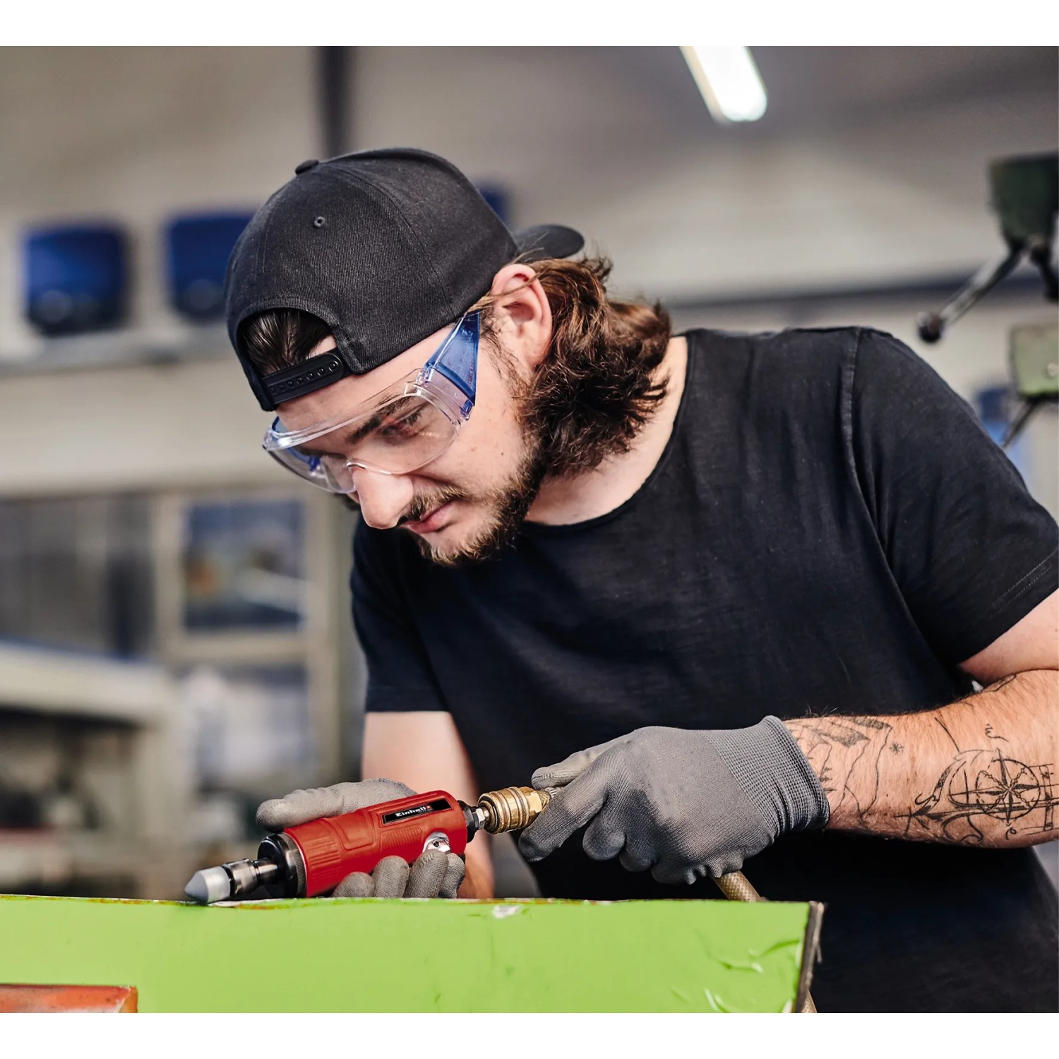Einhell Druckluft-Stabschleifer TC-PP 220 im Einsatz beim Schleifen von Metall.