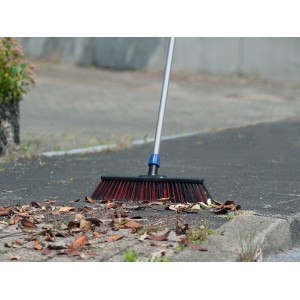 LUX Besenkopf Professional Südharzer 40 cm beim Kehren von Laub auf einer Straße.