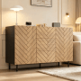 Modernes Sideboard 120x76 cm in Holzoptik mit Fischgrätmuster, 3 Schubladen, 2 Türen, schwarzem Rahmen. Viel Stauraum für Wohnzimmer.
