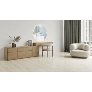 Heller Klebe-Vinylboden Raffaello Oak in Lang- und Breitdielenformat mit Eichenoptik in modernem Raum.