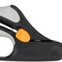 Fiskars Buchsbaumschere S50 mit grau-schwarzem Griff und orangefarbener Arretierung.