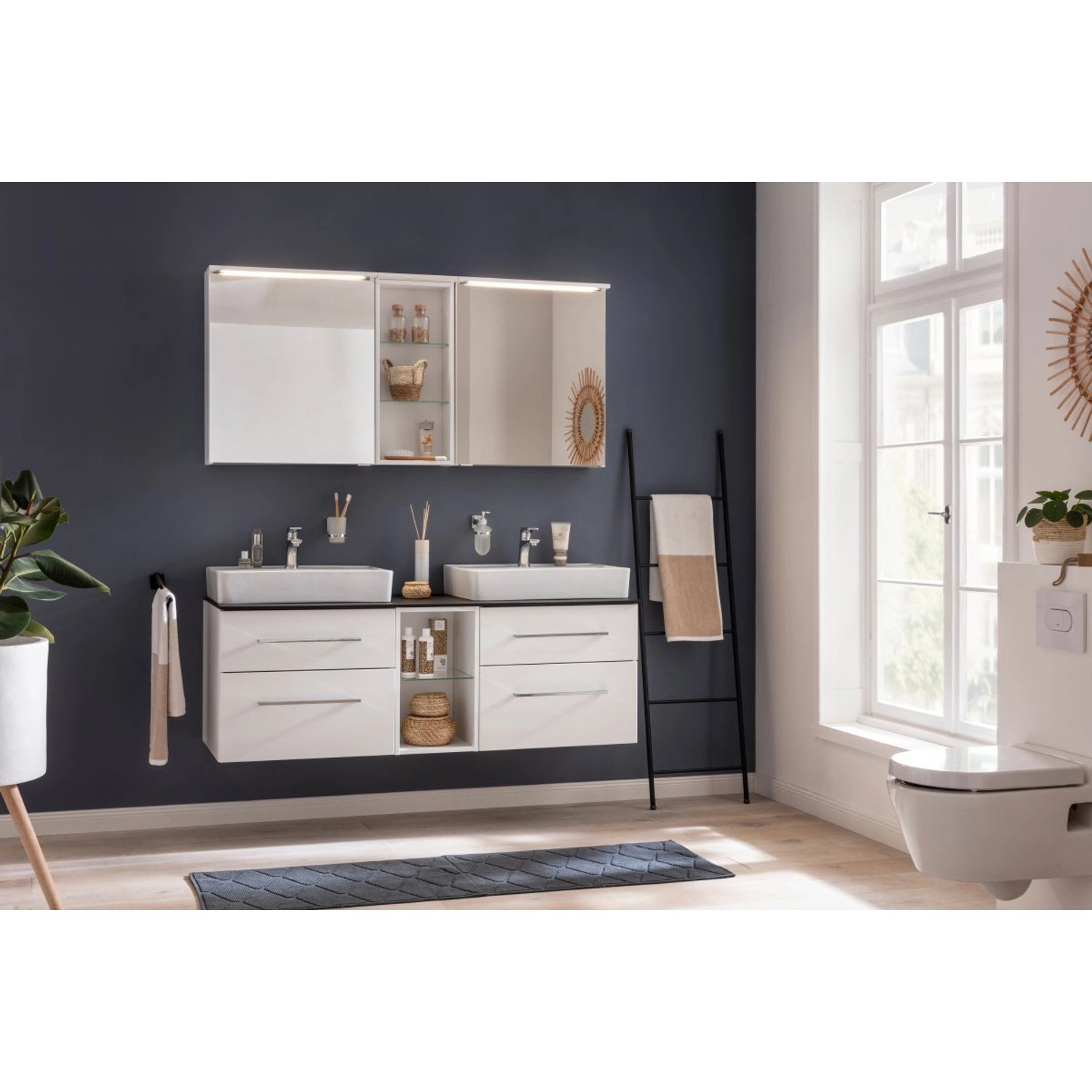 Badezimmer mit Fackelmann Spiegelschrank OXFORD (60,2 cm) in Weiß und passendem Waschtischunterschrank.