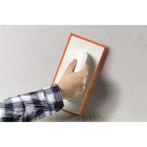 Hand glättet Putz mit LUX Schwammglätter Classic 280x140 mm. Werkzeug für Maurer- und Fliesenlegerarbeiten.
