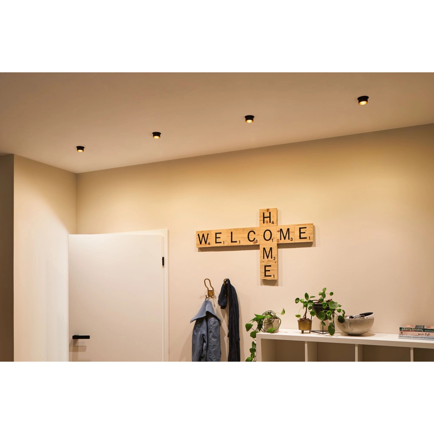 Szene mit 3er Set LED Einbauleuchten Gil Coin, schwarz matt/gold, warmweißes Licht im Flur.