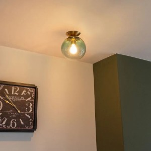 Art Deco Deckenleuchte Pallon: Messing-farbene Lampe mit grünem Glaslampenschirm.