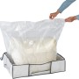 Wenko Vakuum Soft Box M, weiße Textilbox mit Vakuumbeutel für platzsparende Aufbewahrung.