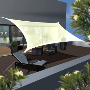 Beiges, rechteckiges AMANKA Sonnensegel (4x6m) über einer Terrasse mit Gartenmöbeln.