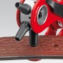 Knipex Revolverlochzange beim Stanzen eines Lochs in einen braunen Ledergürtel.