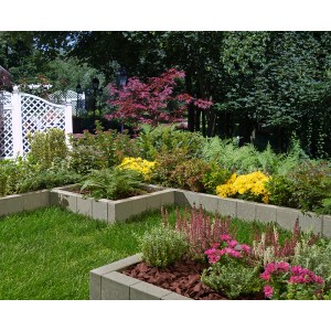 Graue Kann Rechteck Palisadenrandsteine als Beeteinfassung in einem Garten.