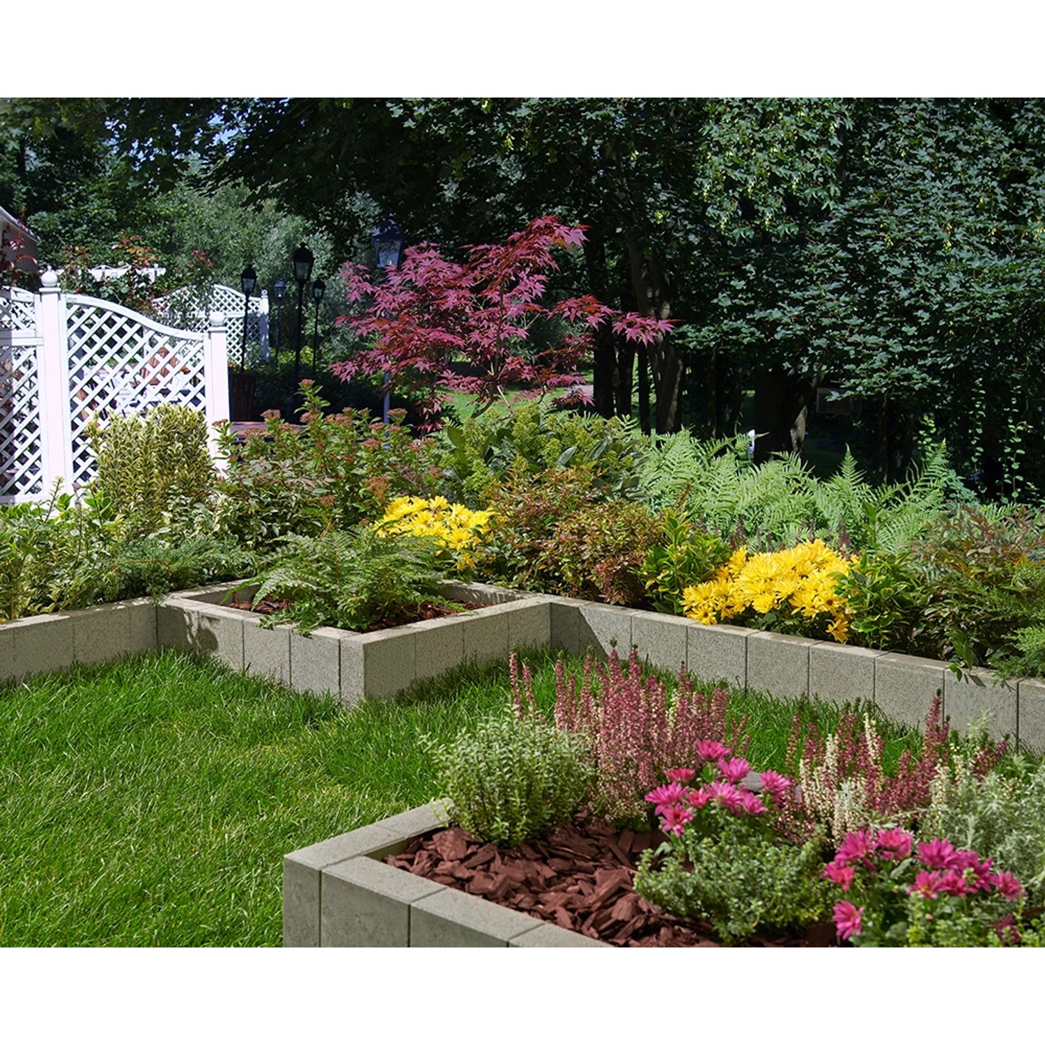 Graue Kann Rechteck Palisadenrandsteine als Beeteinfassung in einem Garten.