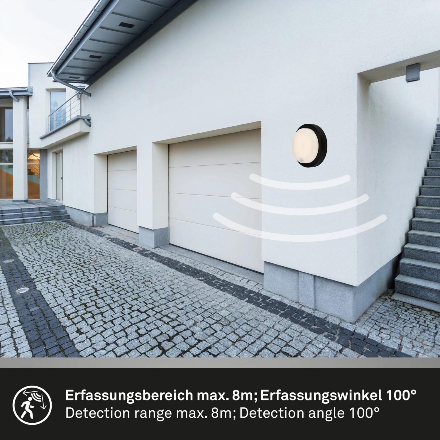 Schwarze Brilo Akku Außenwandleuchte Pula mit Bewegungsmelder an Hauswand.