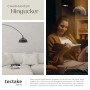 Schwarze Tectake Arcus Bogenleuchte im 70er Retro-Stil. Perforierter Schirm beleuchtet eine lesende Person im Wohnzimmer.